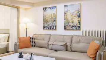 Luxury Suite, City View | Living area