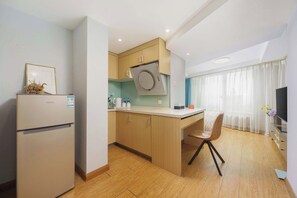 Quarto casal standard, vista para a cidade | Cozinha privada