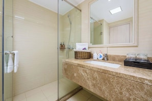 Quarto duplo standard, vista para a cidade | Banheiro | Produtos de toalete grátis, secador de cabelo, chinelos