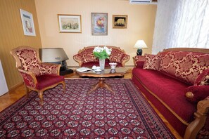 Departamento familiar, 2 habitaciones, balcón, vista al jardín | Área de sala de estar