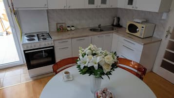 Appartement familial, 2 chambres, balcon, vue sur le jardin | Cuisine privée