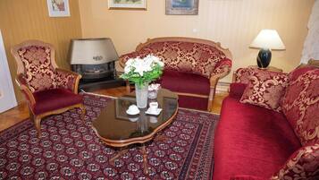 Departamento familiar, 2 habitaciones, balcón, vista al jardín | Área de sala de estar