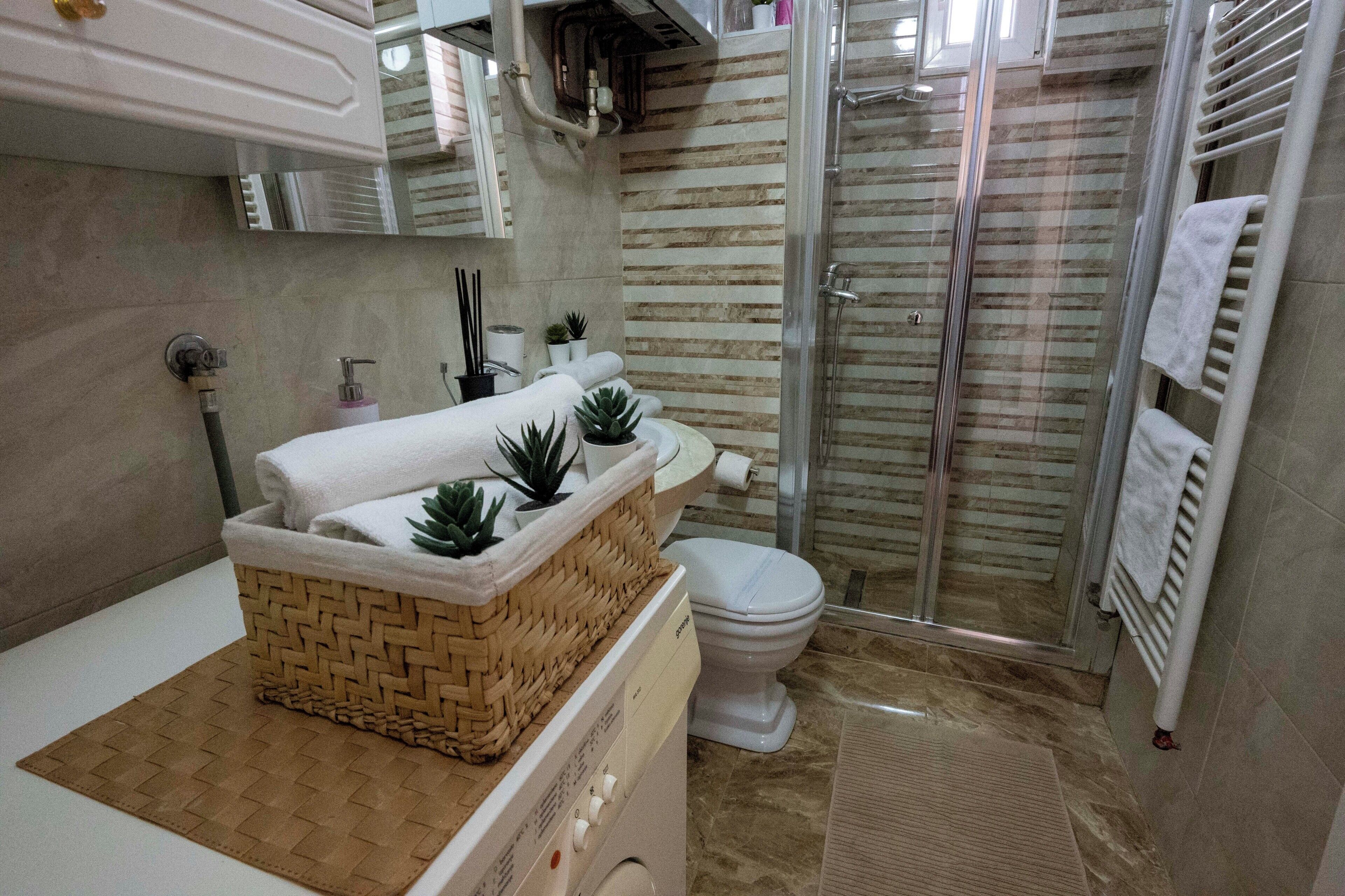Appartement Familial, 2 chambres, balcon, vue jardin | Salle de bain | Articles de toilette gratuits, sèche-cheveux, chaussons