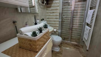 Appartement Familial, 2 chambres, balcon, vue jardin | Salle de bain | Articles de toilette gratuits, sèche-cheveux, chaussons