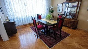 Appartement Familial, 2 chambres, balcon, vue jardin | Restauration