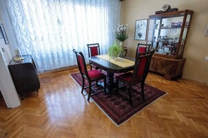家庭公寓, 2 间卧室, 阳台, 花园景观 | 用餐