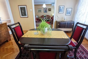 Appartement familial, 2 chambres, balcon, vue sur le jardin | Restauration