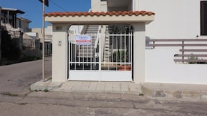 Una entrada cerrada a un edificio con un letrero que indica que hay disponibilidad de alquiler.