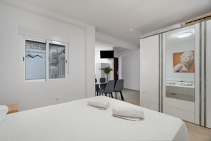 Een strijkplank/strijkijzer, wifi, beddengoed