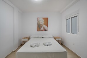 Een strijkplank/strijkijzer, wifi, beddengoed
