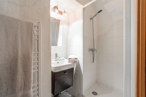 Shower, hair dryer, towels, toilet paper - Authentic apartment in Le Casset (Le Monêtier-les-Bains)