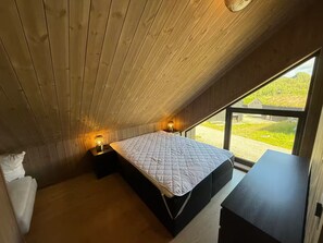 4 bedrooms, desk, free WiFi, bed sheets