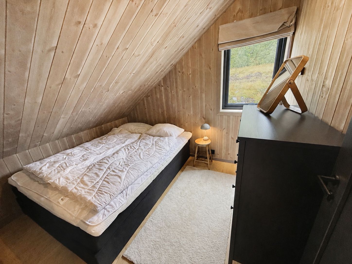 4 bedrooms, desk, WiFi (free), bed sheets
