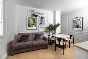 Interior - Secret Contemporary Courtyard (Monaco)