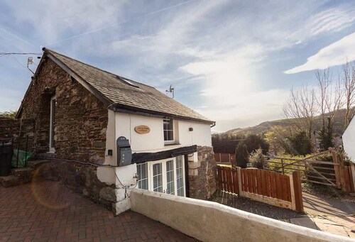 Apple Store Cottage | Hot Tub & Garden Escape
