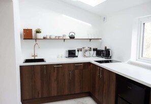 Fridge, oven, stovetop, dishwasher - The Old Hay Barn: Charming Cottage in the Peaks (Derbyshire)