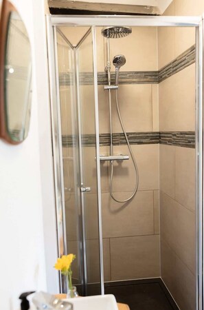 Shower, hair dryer - The Old Hay Barn: Charming Cottage in the Peaks (Derbyshire)