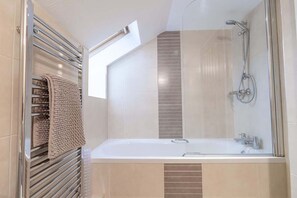 Douche, sèche-cheveux, serviettes fournies