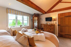 2 bedrooms, iron/ironing board, travel cot, WiFi - Luxury Cottage in Yorkshire Dales: Hot Tub, Fireplace & Garden (Leyburn)