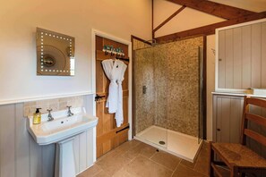 Shower, hair dryer, towels, shampoo - Luxury Cottage in Yorkshire Dales: Hot Tub, Fireplace & Garden (Leyburn)