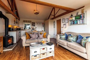 TV, fireplace, offices - Luxury Cottage in Yorkshire Dales: Hot Tub, Fireplace & Garden (Leyburn)