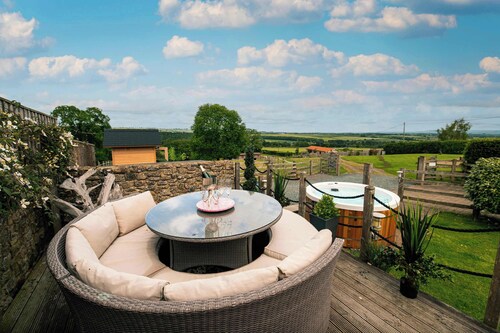 Luxury Cottage in Yorkshire Dales: Hot Tub, Fireplace & Garden