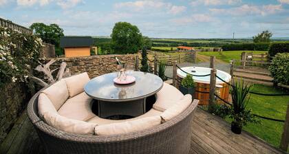 Luxury Cottage in Yorkshire Dales: Hot Tub, Fireplace & Garden