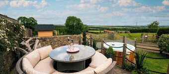 Luxury Cottage in Yorkshire Dales: Hot Tub, Fireplace & Garden