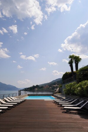 Pool - Luxury lakefront apartment with terrace and swimming pool. (Musso)