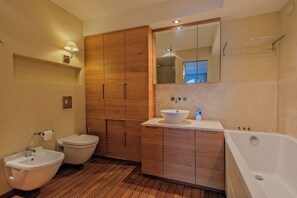 Shower, hair dryer, bidet, towels - Luxury lakefront apartment with terrace and swimming pool. (Musso)