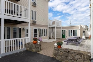 Outdoor dining - Ocean Air Suites 300 Feet from Beach, Strip (Hampton)
