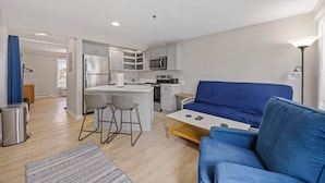 Eine moderne Wohnung mit Küche, Essbereich und Wohnzimmer.