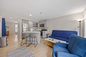 Eine moderne Wohnung mit Küche, Essbereich und Wohnzimmer.