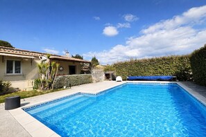 Outdoor pool - House in Provence with swimming pool, jacuzzi, garden on one level (Châteauneuf-de-Gadagne)