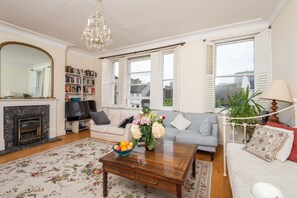 Living area - The Warwick Avenue Retreat, by Veeve (London)