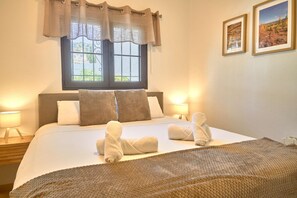 1 Schlafzimmer, kostenlose Babybetten, Bettwäsche