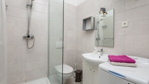 Shower, hair dryer, towels - Studio apartment for a city break by Villas Guide (Rijeka)