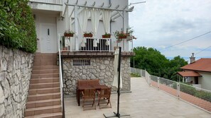 Outdoor dining - Studio apartment for a city break by Villas Guide (Rijeka)
