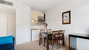 A compact living space with a kitchenette, dining area, and a small desk. - Charming apart for 4 pers near shops (Grasse)