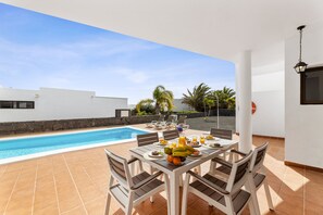 Outdoor dining - Villa Dafne by Escape Home (Playa Blanca)