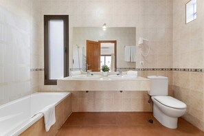 Shower, hair dryer, towels - Villa Dafne by Escape Home (Playa Blanca)