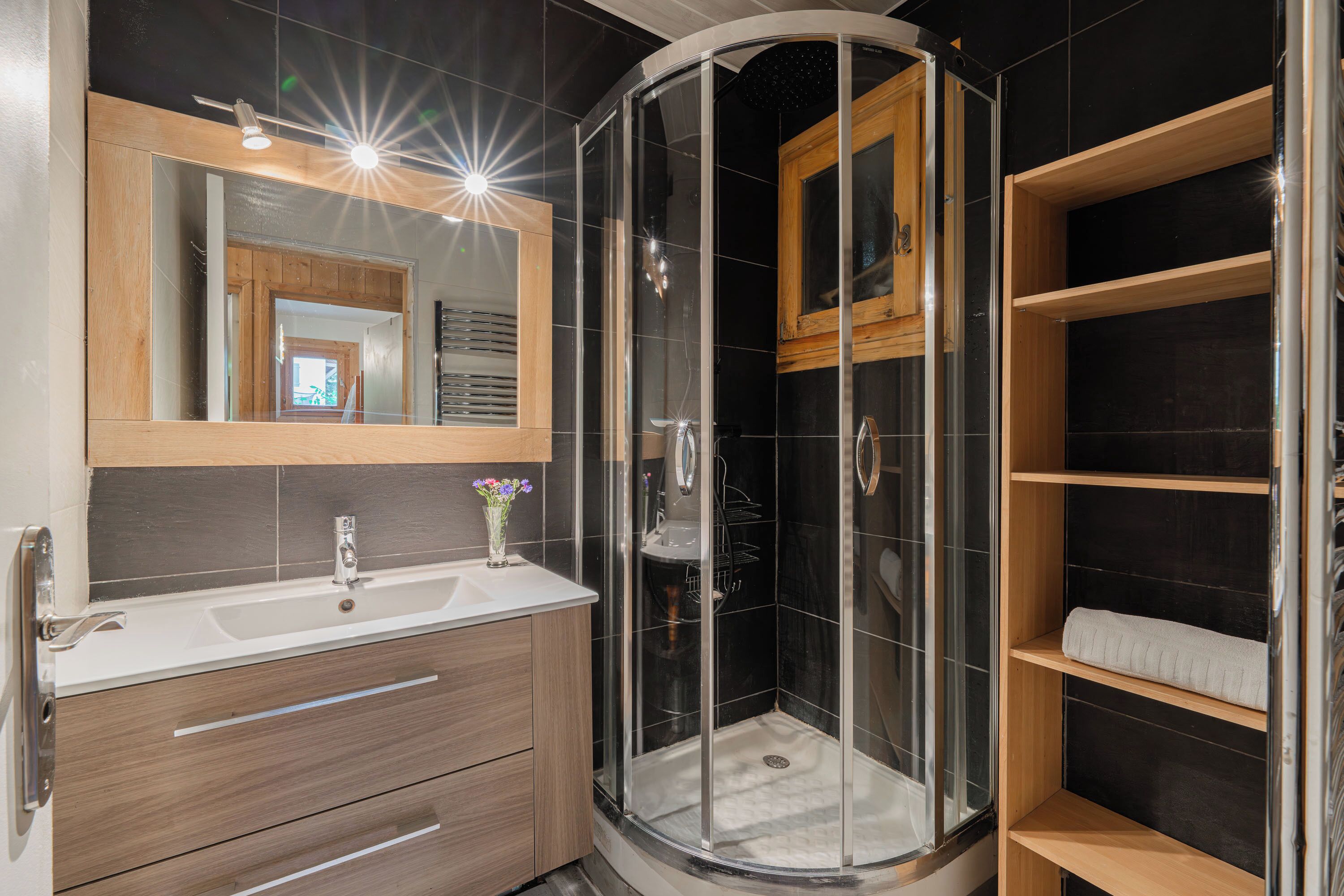 Een douche, een haardroger, handdoeken, toiletpapier