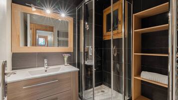 Een douche, een haardroger, handdoeken, toiletpapier