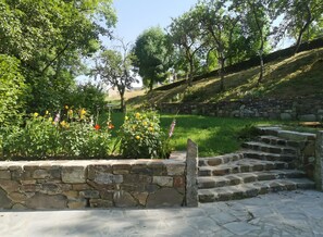 Property grounds - Gîte la Forge Faverolles – Renovated 3-Level House, Nature & Heritage (Val d'Arcomie)