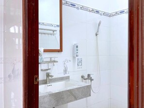 Basic Studio, Balcony | Bathroom - Nha Khach Van Thanh (Hoa Thanh)