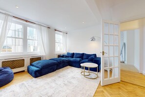 Living area - Bright 2BR Apt- 11 min walk to Kensington Palace (London)