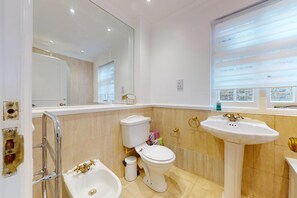 Bathroom - Bright 2BR Apt- 11 min walk to Kensington Palace (London)