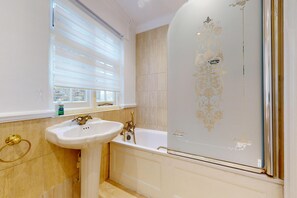 Hair dryer, towels, soap, shampoo - Bright 2BR Apt- 11 min walk to Kensington Palace (London)