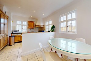 Dining - Bright 2BR Apt- 11 min walk to Kensington Palace (London)