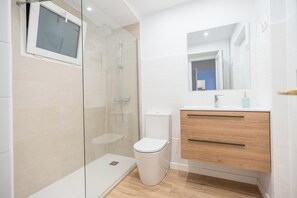 Shower, towels, toilet paper - Can Bonaventura (Girona)
